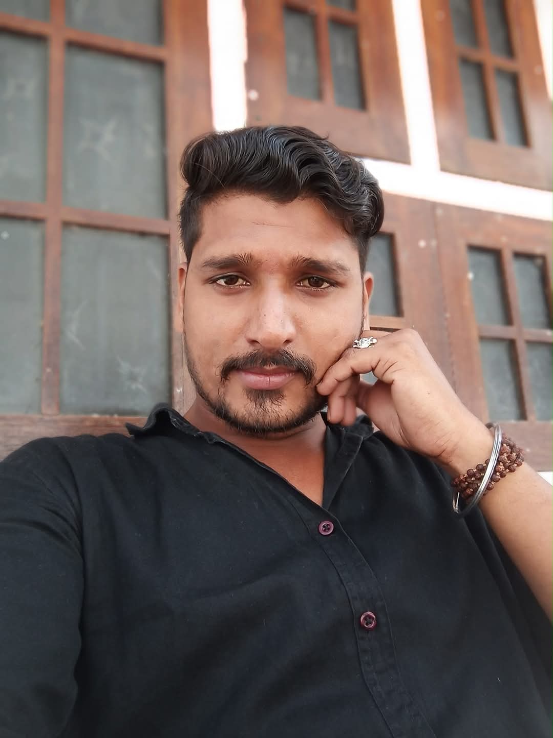 रेलवे पटरी किनारे तड़पता मिला लहूलुहान युवक दुर्घटना या हत्या जांच जारी,