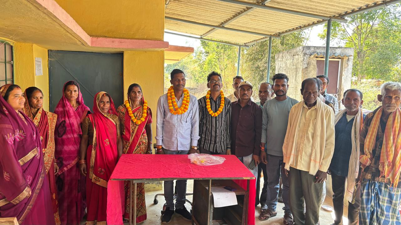 सूरजपुर जिला मुख्यालय के नजदीकी गांव सरस्वतीपुर में सरपंच पंच सहित उप सरपंच का चुनाव निर्विरोध कर एकता का परचम लहराया गया