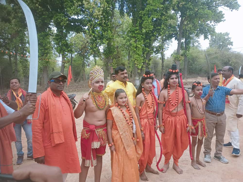 चैत्र नवरात्र  एवं हिंदू नव वर्ष का आज पहला दिन राम भक्तों द्वारा निकाला गया भव्य रैली, बाल शाखाओं ने राम लक्ष्मण एवं हनुमान बनकर निकाली गई झांकियां…..