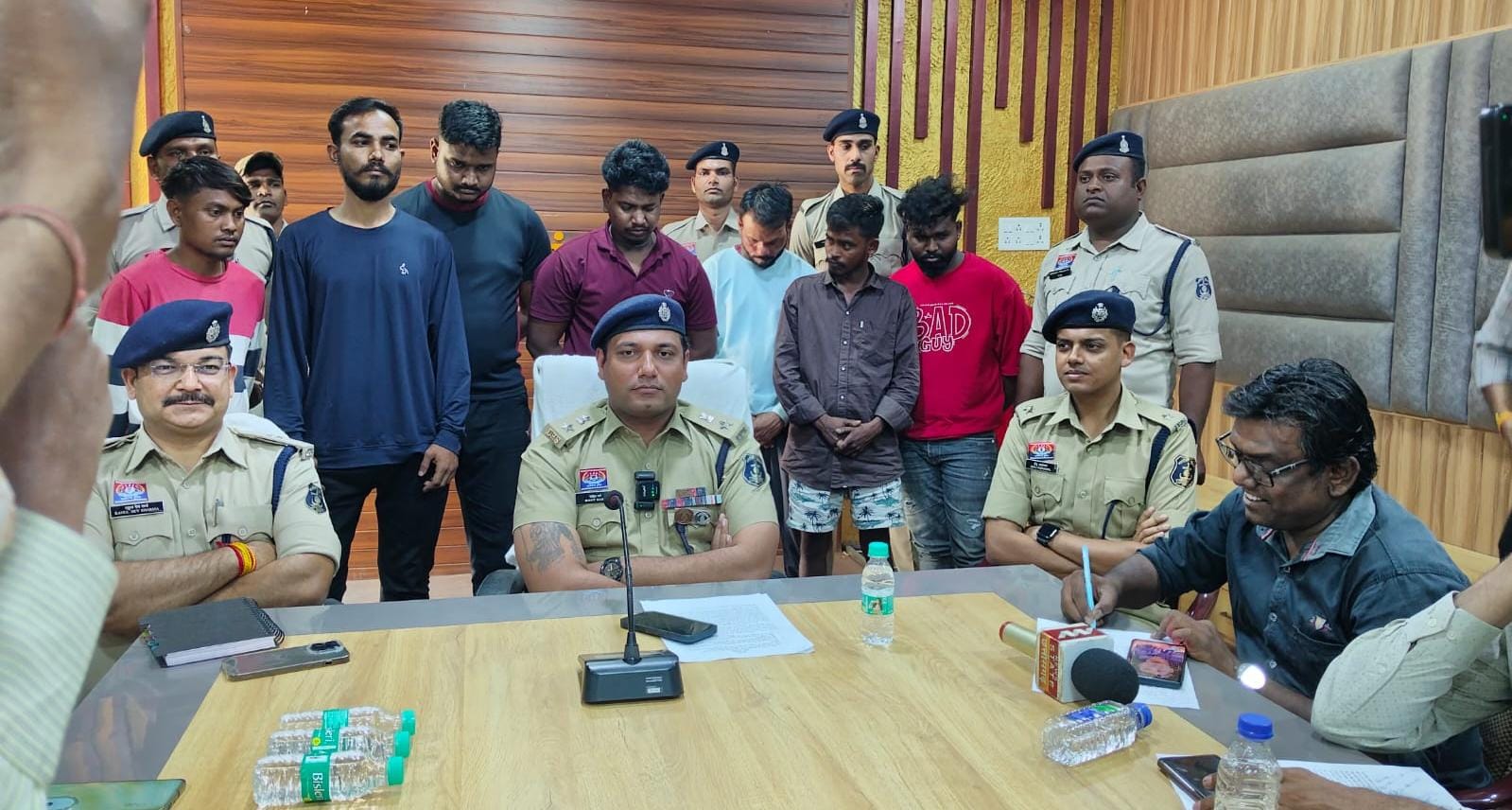 Chhattisgarh News.  फार्म हॉउस मे CCTV और WiFi लगाकर चला रहे थे शराब तस्करी का खेल,27लाख का माल बरामद,8 आरोपी गिरफ्तार राजनंदगांव…