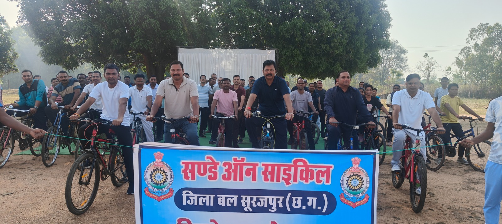 डीआईजी व एसएसपी सूरजपुर श्री प्रशांत कुमार ठाकुर ने ”फिटनेस का डोज” आधा घंटा रोज” अभियान के तहत साइकिल रैली निकाल कर दिये स्वस्थ जीवन का संदेश, दैनिक दिनचर्या में थोड़े समय के लिए ही सही पर जरूर चलाएं साइकिल डीआईजी व एसएसपी, सूरजपुर…