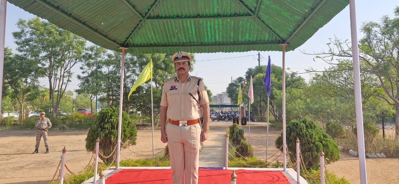 डीआईजी व एसएसपी सूरजपुर ने ली परेड की सलामी, साफ वर्दी पहनने दिया निर्देश, कहा-अनुशासन और एकरूपता बनाए रखने परेड है अत्यन्त आवश्यक।