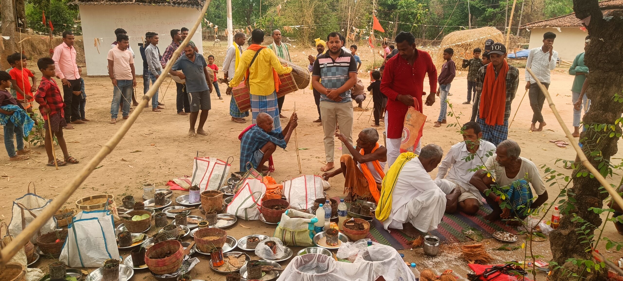 अच्छी वर्षा एवं बेहतर फसल के लिए गांव-गांव में हो रही है कठोरी व धरती की पूजा कर…..हाईटेक न्यूज़