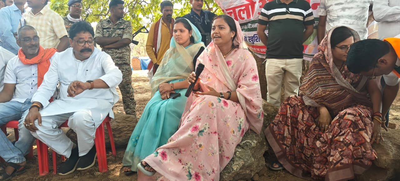 ओड़गी ब्लॉक के बीहड़ गांवों में पहुँचीं मंत्री लक्ष्मी राजवाड़े, सुनीं जनता की समस्याएं