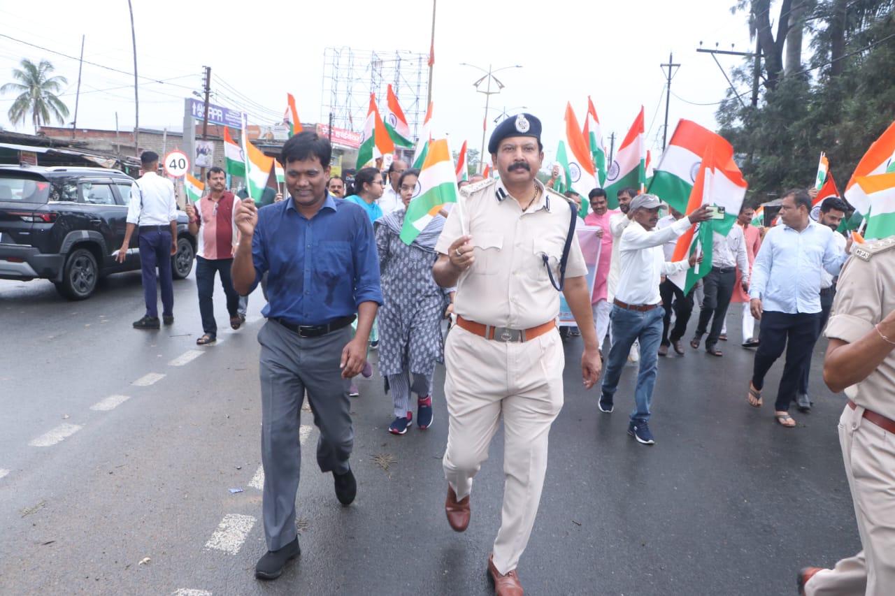 सूरजपुर में निकाली गयी तिरंगा यात्रा, “भारत माता की जय” से गूंजा  शहर…<br>