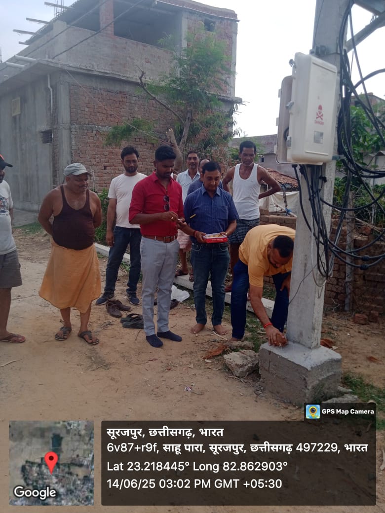 साहू गली वार्ड क्रमांक 05 सूरजपुर में वोल्टेज समस्या निवारण हेतु एक अतिरिक्त ट्रांसफार्मर किया गया स्थापित