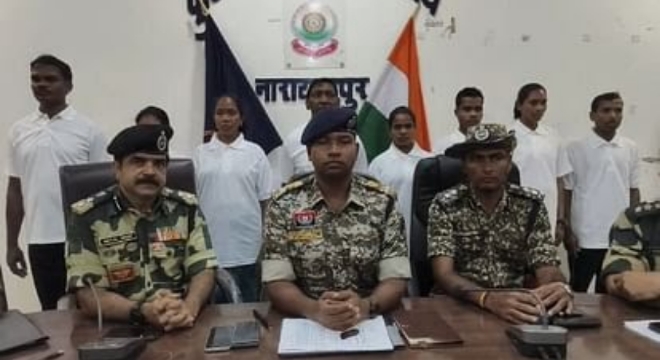🔴 Chhattisgarh News :नारायणपुर में बड़ी कामयाबी: 33 लाख के इनामी 8 नक्सलियों ने किया आत्मसमर्पण, 4 महिलाएं भी शामिल