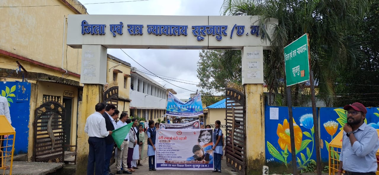 Surajpur :शासकीय कन्या उच्चतर माध्यमिक विद्यालय प्रतापपुर के बालिकाओं को दिया गया आत्मरक्षा का प्रशिक्षण