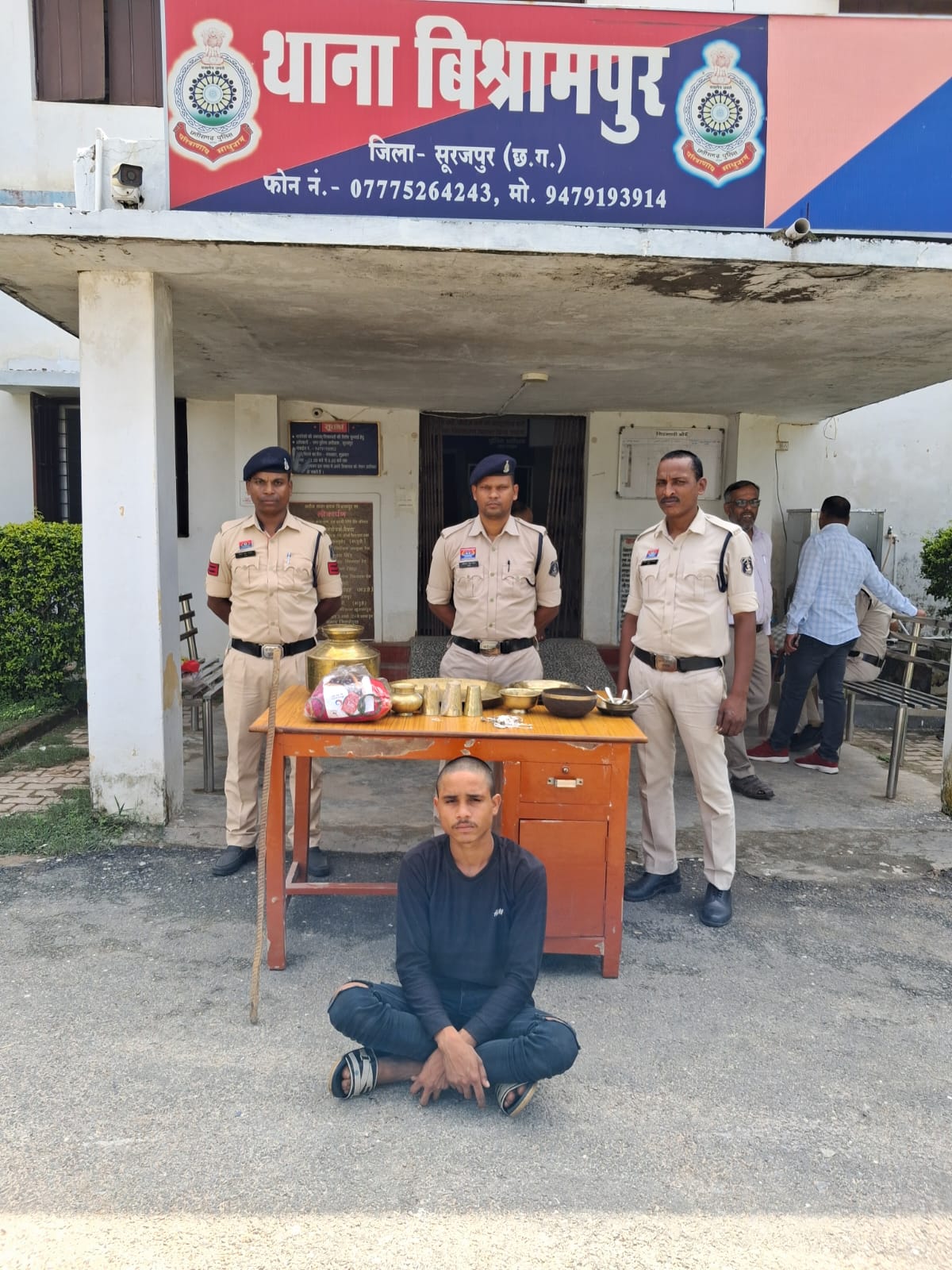 Surajpur :रायपुर गए व्यक्ति के घर से बर्तन, सोने-चांदी के जेवर चोरी के मामले में थाना विश्रामपुर पुलिस ने 1 आरोपी को किया गिरफ्तार