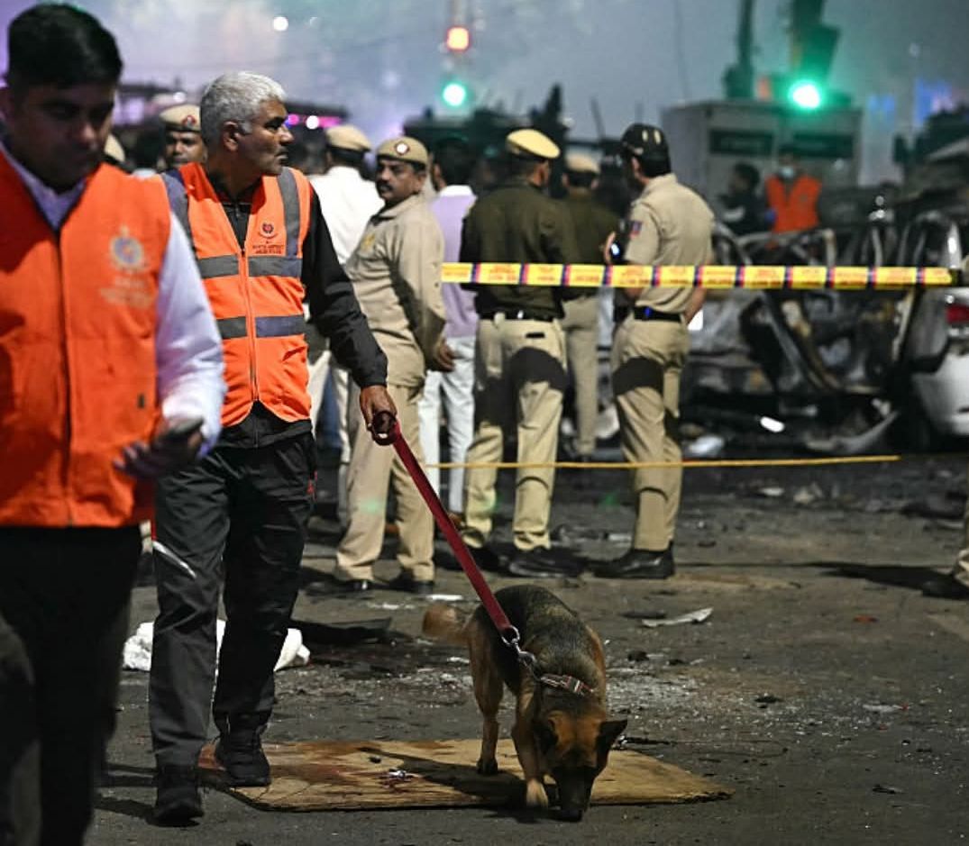 📰 दिल्ली के लाल क़िला मेट्रो स्टेशन के पास कार धमाका, कई घायल — पुलिस ने मौतों की पुष्टि की
